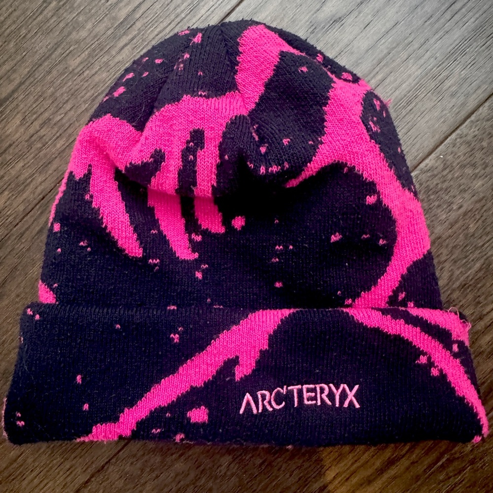 Arc’teryx Grotto Toque Navy and Pink